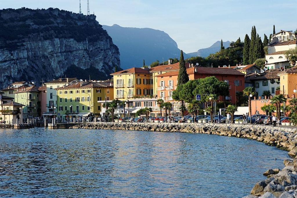 Albergo Al Caminetto Torbole Sul Garda Екстер'єр фото