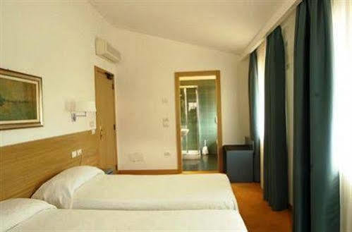 Albergo Al Caminetto Torbole Sul Garda Екстер'єр фото