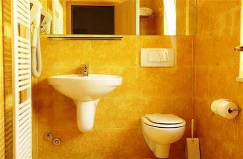 Albergo Al Caminetto Torbole Sul Garda Екстер'єр фото